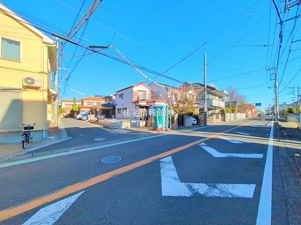 前面道路を含めた現地写真です。