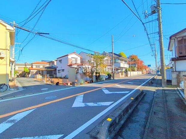 前面道路を含めた現地写真です。