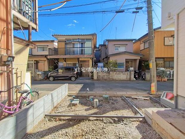 前面道路を含めた現地写真です。