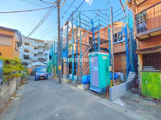 前面道路を含めた現地写真です。