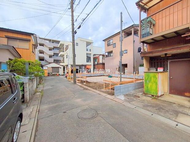 前面道路を含めた現地写真です。