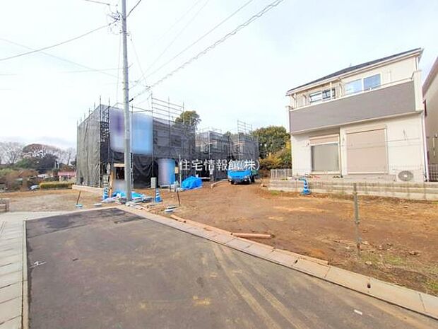 前面道路を含めた現地写真です。