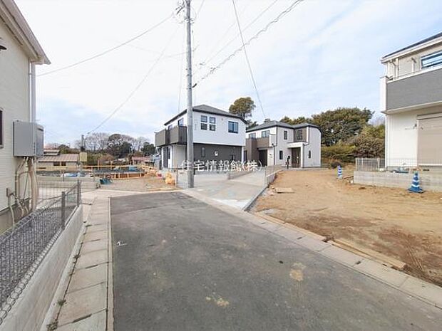 前面道路を含めた現地写真です。