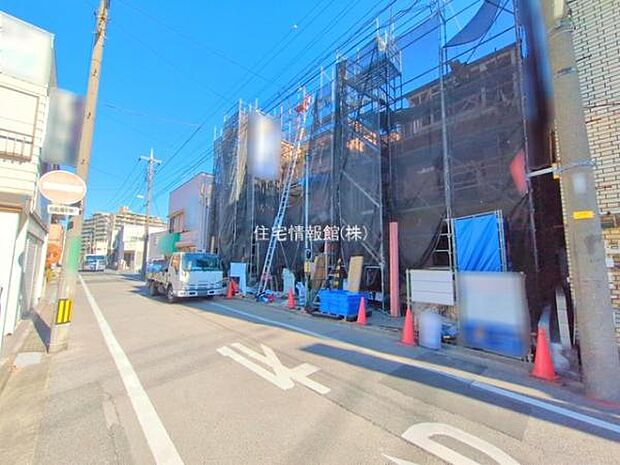 前面道路を含めた現地写真です。