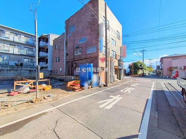 前面道路を含めた現地写真です。