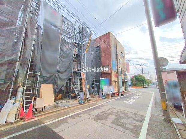 前面道路を含めた現地写真です。