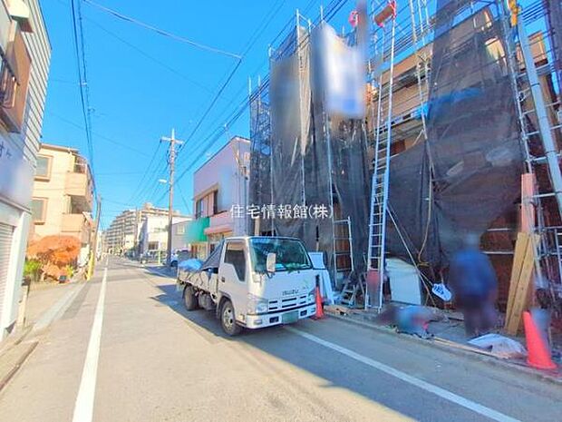 前面道路を含めた現地写真です。