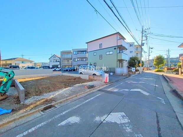 前面道路を含めた現地写真です。