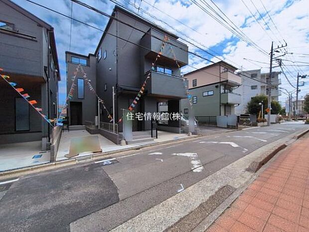 前面道路を含めた現地写真です。