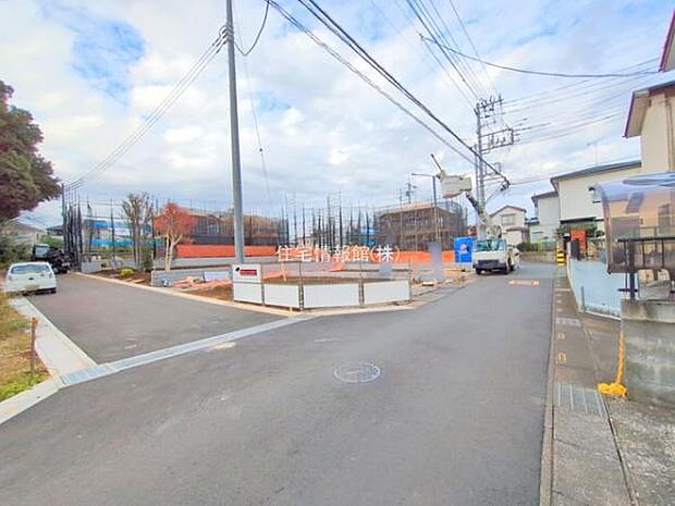 前面道路を含めた現地写真です。