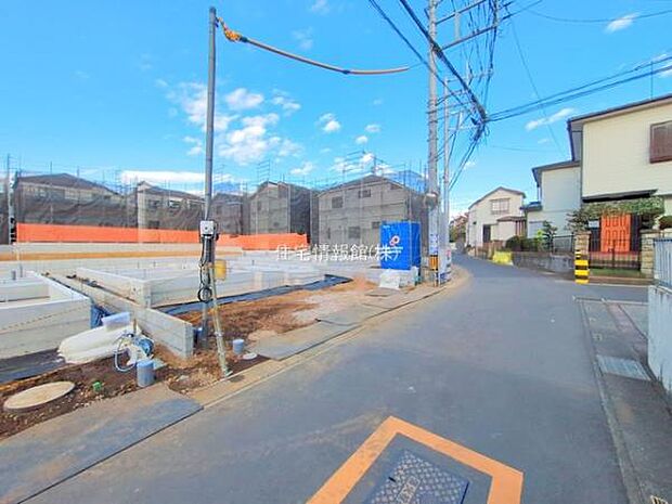 前面道路を含めた現地写真です。