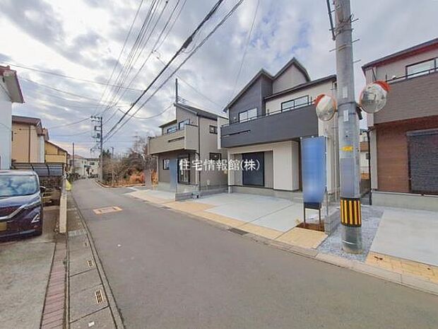 前面道路を含めた現地写真です。