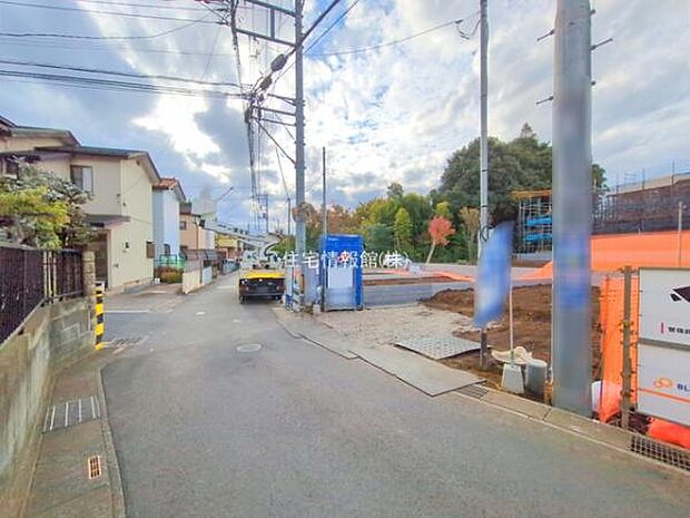 前面道路を含めた現地写真です。
