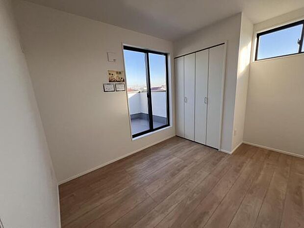 寝室にもご利用いただける居室スペースです明るい広々とした主寝室でご家族ゆっくりお休みになれま