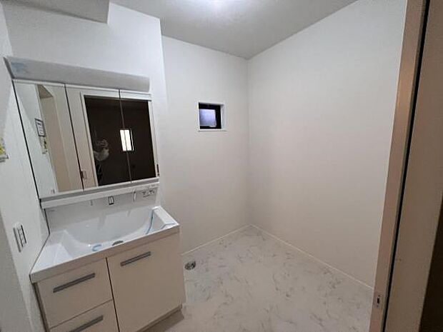 洗面化粧台です。朝の身支度から1日が始まります。収納力と機能性に優れたお手入れラクラク洗面化粧台です