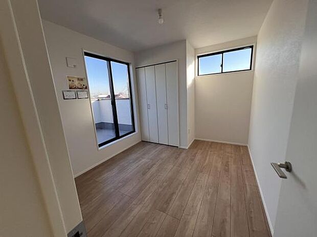 自分好みのアレンジで居心地の良い空間になりそうです洋室は風通しが良く明るく快適な空間ですゆったりと読