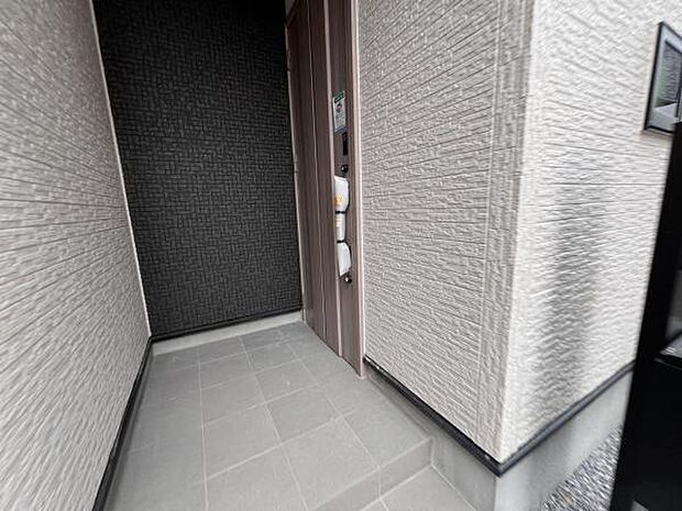 いつも気持ちよくご家族を迎えられる玄関です。綺麗で明るい玄関でお客様をお迎えいただけます。