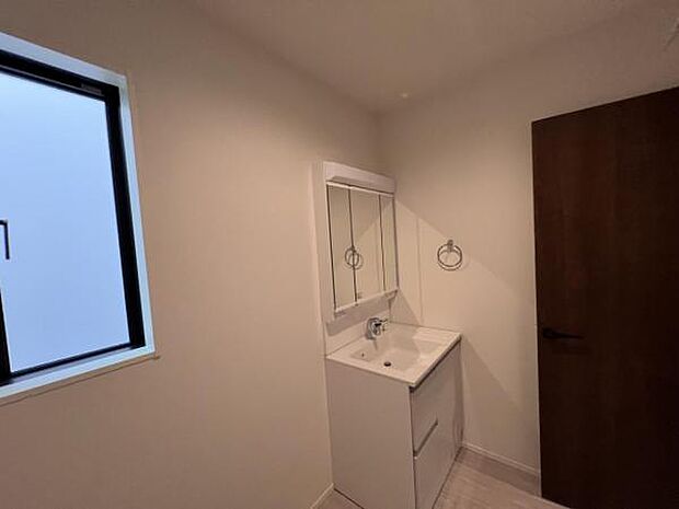 洗面化粧台です。朝の身支度から1日が始まります。収納力と機能性に優れたお手入れラクラク洗面化粧台です