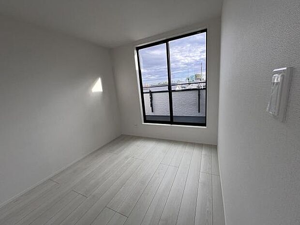 自分好みのアレンジで居心地の良い空間になりそうです洋室は風通しが良く明るく快適な空間ですゆったりと読