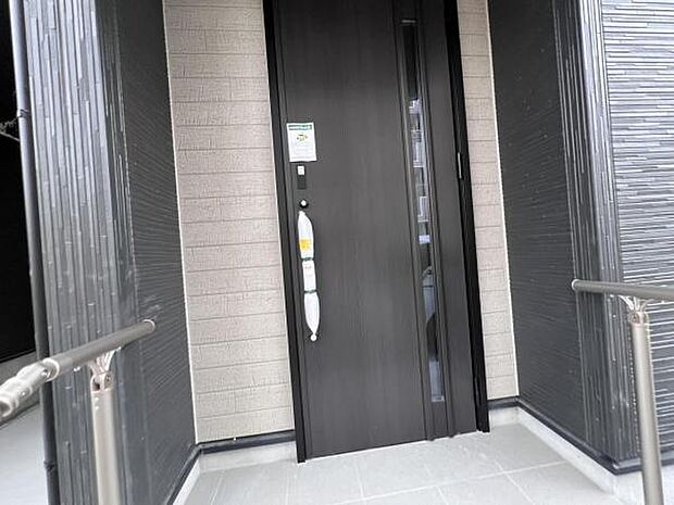 いつも気持ちよくご家族を迎えられる玄関です。綺麗で明るい玄関でお客様をお迎えいただけます。