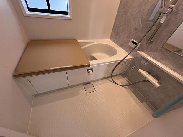 お風呂でほっとひといき1日の疲れを癒しましょうスタイリッシュな浴室で1日の疲れをゆったり癒されるのも