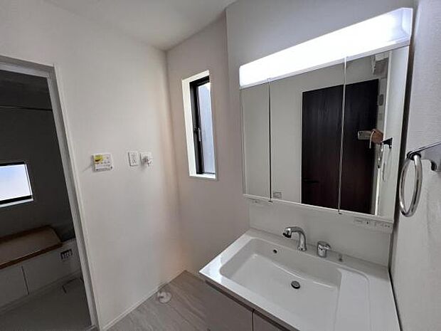 洗面化粧台です。朝の身支度から1日が始まります。収納力と機能性に優れたお手入れラクラク洗面化粧台です