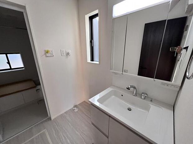 洗面化粧台です。朝の身支度から1日が始まります。収納力と機能性に優れたお手入れラクラク洗面化粧台です