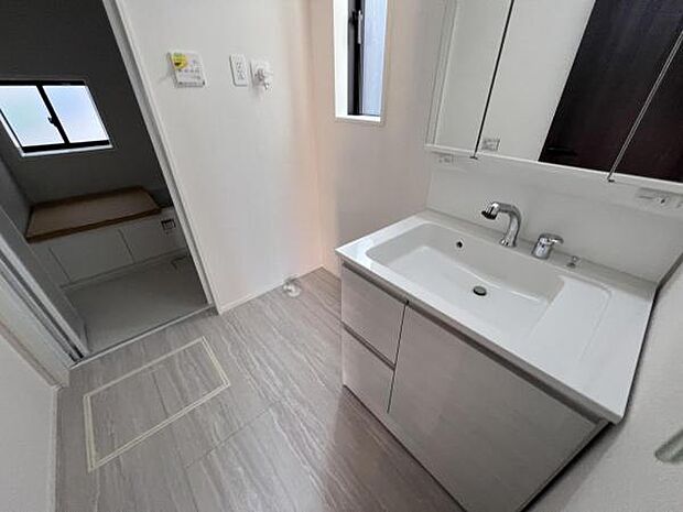 洗面化粧台です。朝の身支度から1日が始まります。収納力と機能性に優れたお手入れラクラク洗面化粧台です