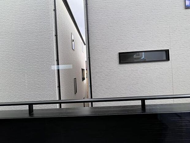 お洗濯ものを気持ち良く太陽の光で干せるのが嬉しいですね開放感あふれる広々としたバルコニーはお洗濯はも