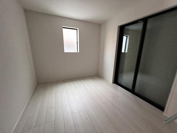 自分好みのアレンジで居心地の良い空間になりそうです洋室は風通しが良く明るく快適な空間ですゆったりと読