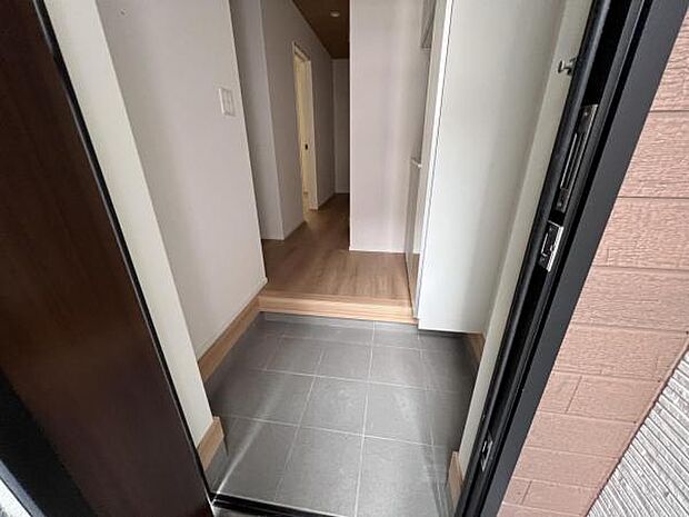 いつも気持ちよくご家族を迎えられる玄関です。綺麗で明るい玄関でお客様をお迎えいただけます。