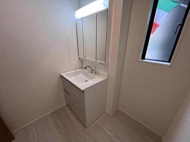 洗面化粧台です。朝の身支度から1日が始まります。収納力と機能性に優れたお手入れラクラク洗面化粧台です