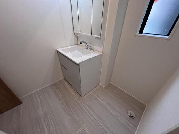 洗面化粧台です。朝の身支度から1日が始まります。収納力と機能性に優れたお手入れラクラク洗面化粧台です