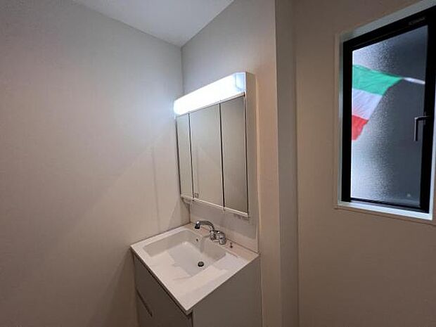 洗面化粧台です。朝の身支度から1日が始まります。収納力と機能性に優れたお手入れラクラク洗面化粧台です