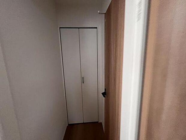 自分好みのアレンジで居心地の良い空間になりそうです洋室は風通しが良く明るく快適な空間ですゆったりと読