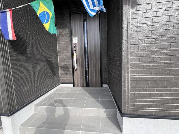 いつも気持ちよくご家族を迎えられる玄関です。綺麗で明るい玄関でお客様をお迎えいただけます。