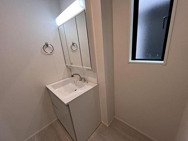 洗面化粧台です。朝の身支度から1日が始まります。収納力と機能性に優れたお手入れラクラク洗面化粧台です