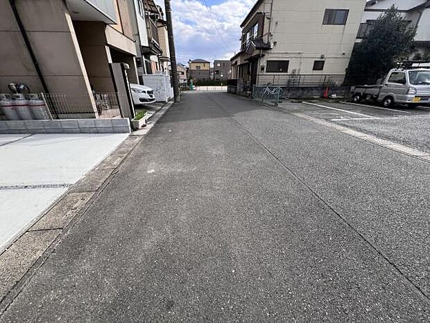 前面道路を含めた現地写真です。ぜひ周辺環境も併せてご覧ください。住宅地につき落ち着いた新生活を始めら