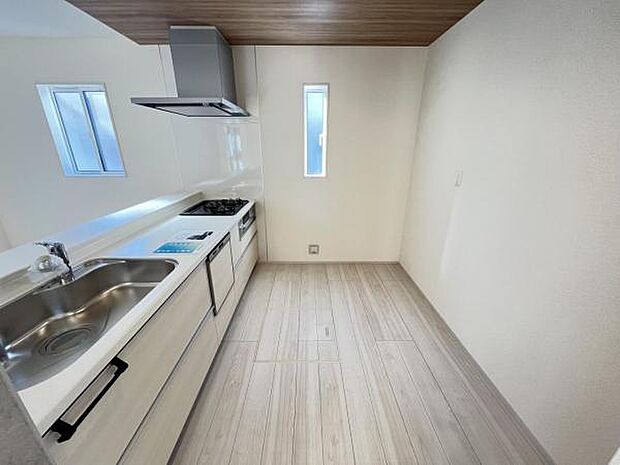 ご家族を見守りながら家事が捗る対面式キッチン。お料理をしながらご家族のサポートも可能です。