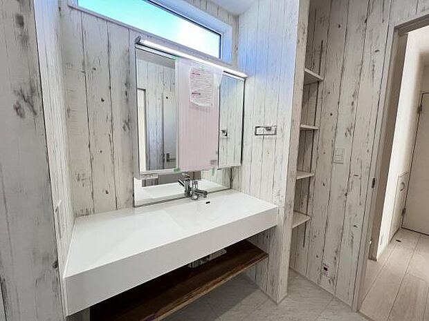 洗面化粧台です。朝の身支度から1日が始まります。