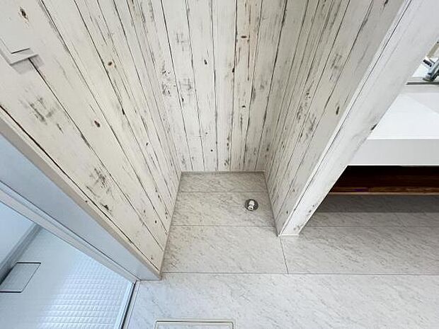 独立洗面台の横にはランドリースペースがございます。