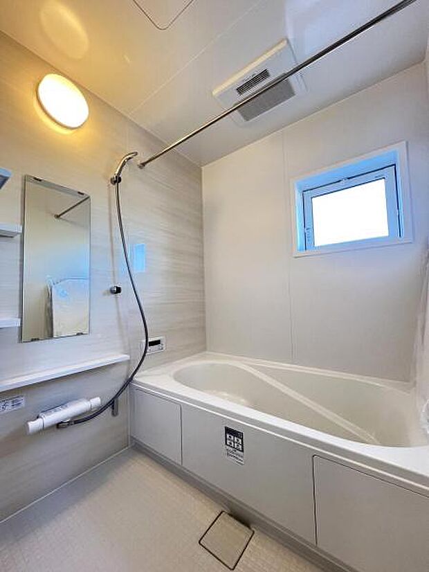 お洗濯にも重宝する浴室乾燥機付き。寒い時期もいつも温かいお湯に浸かれる追い焚き機能付きです。