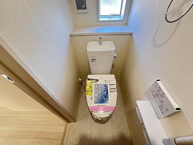 シャワー洗浄機能付のトイレは、清潔感が印象的な空間ですね。
