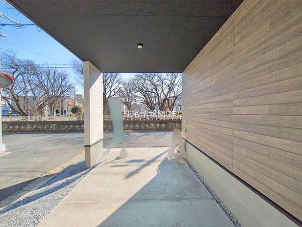 前面道路を含めた現地写真です。