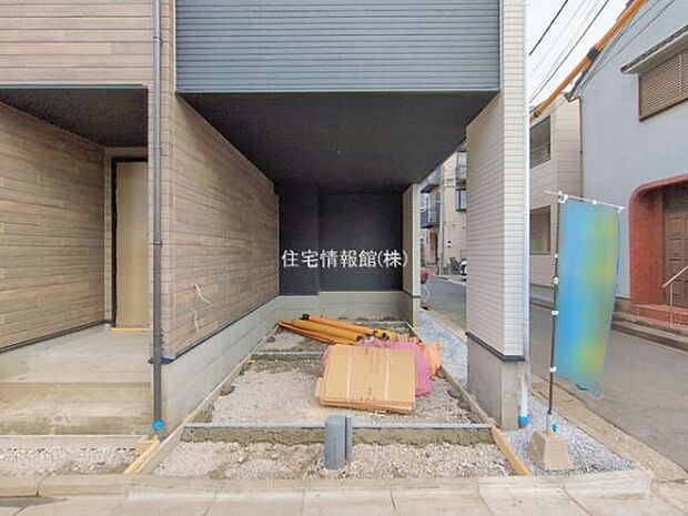 前面道路を含めた現地写真です。