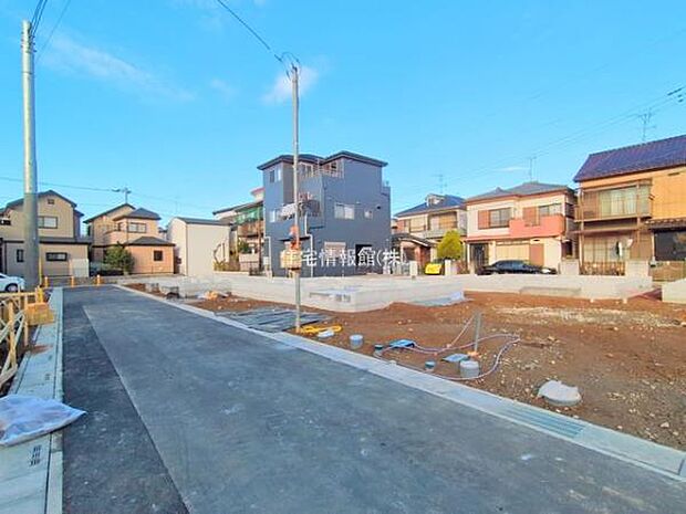 前面道路を含めた現地写真です。