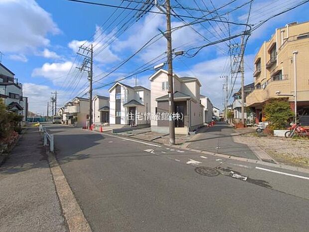 前面道路を含めた現地写真です。