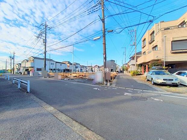 前面道路を含めた現地写真です。