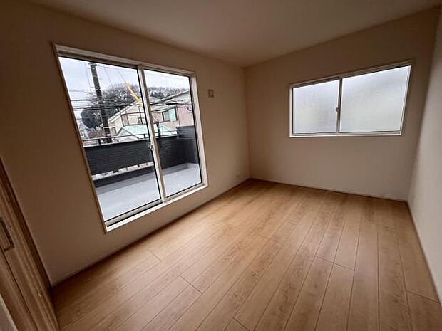 寝室にもご利用いただける居室スペースです明るい広々とした主寝室でご家族ゆっくりお休みになれま