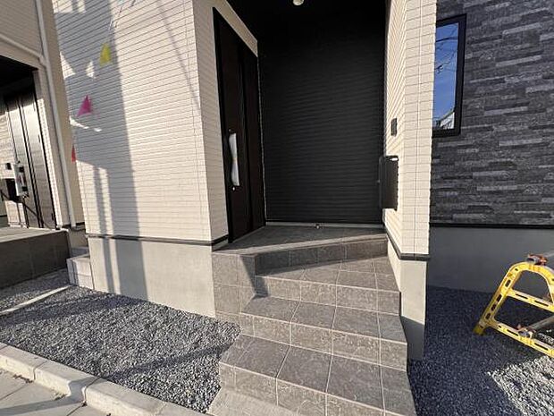 いつも気持ちよくご家族を迎えられる玄関です。綺麗で明るい玄関でお客様をお迎えいただけます。